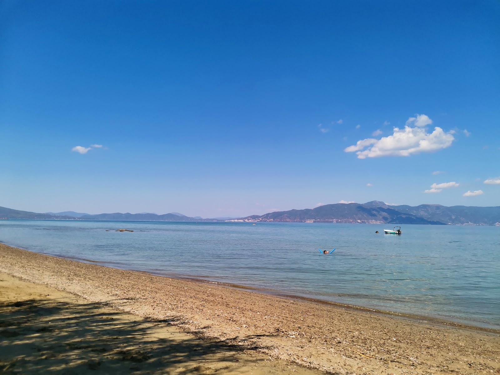 Foto von Kalamia Arkitsa beach mit brauner sand Oberfläche