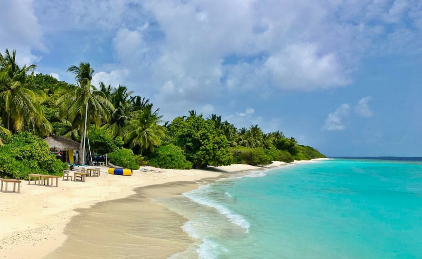 Foto de Playa de la Isla Hedufuri con arena fina blanca superficie