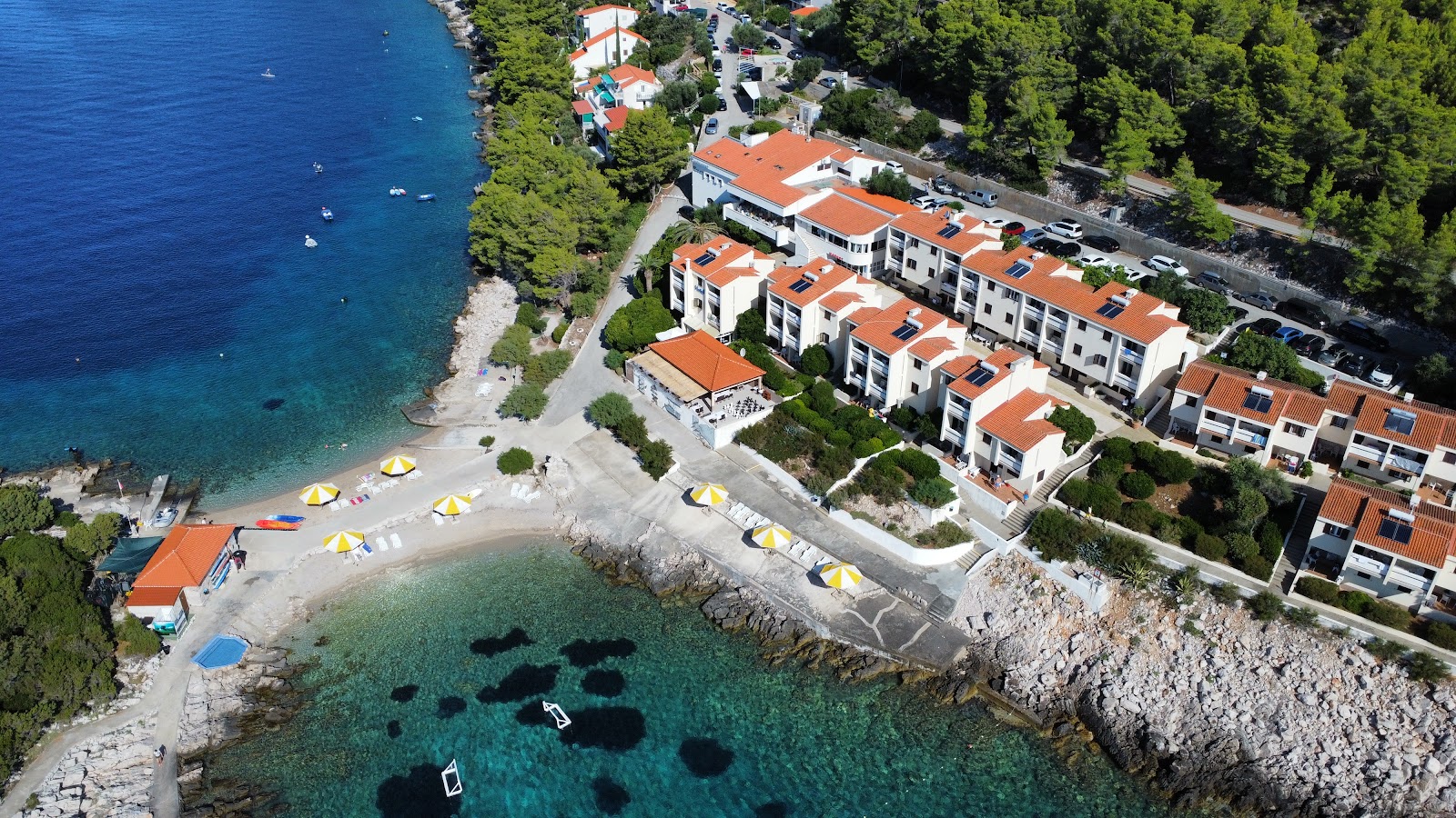 Φωτογραφία του Priscapac Beach με μικρά μπεζ βότσαλα επιφάνεια
