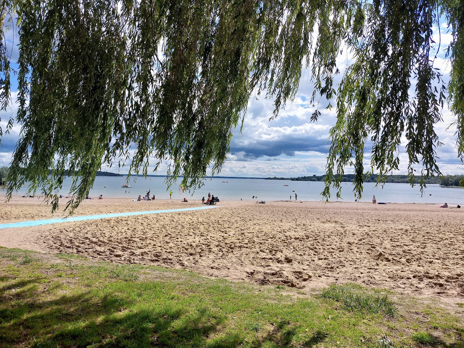 Plage de Geraudot'in fotoğrafı - rahatlamayı sevenler arasında popüler bir yer