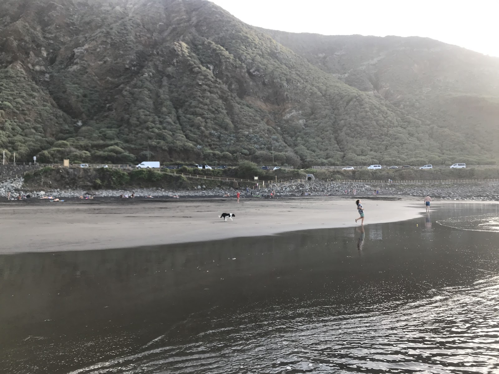 Foto van Benijo Strand omringd door bergen
