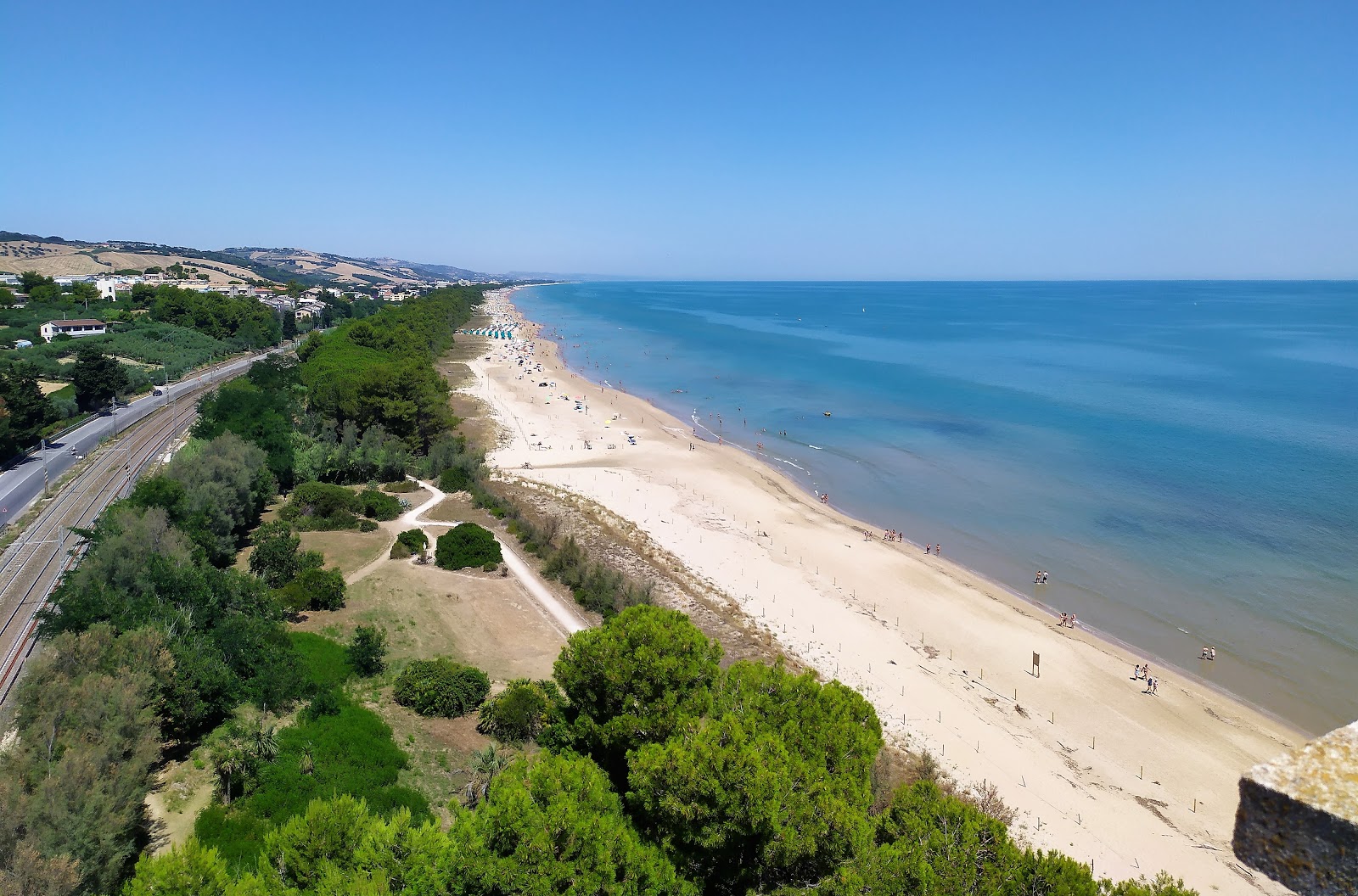 Foto von Spiaggia Torre del Cerrano mit feiner beiger sand Oberfläche