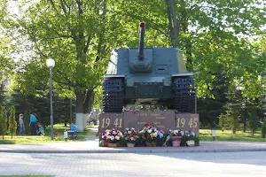 monument to soldiers image