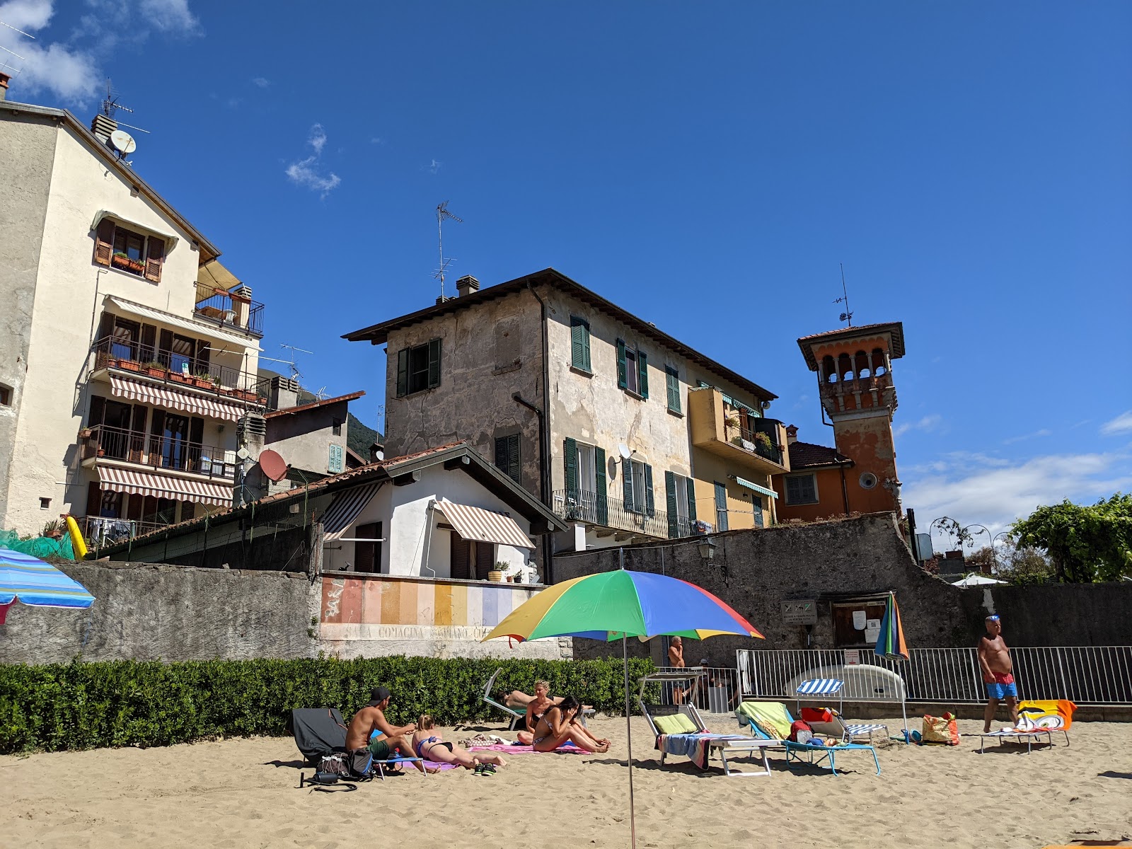 Foto von Sala Comacina Beach mit betonierte fläche Oberfläche
