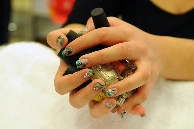 Opinii despre Salon de Beaute ειρήνη | ΤΡΥΦΙΔΗ - Κομμωτήρια Ηράκλειο Κρήτης în Ηράκλειο - Κουρείο