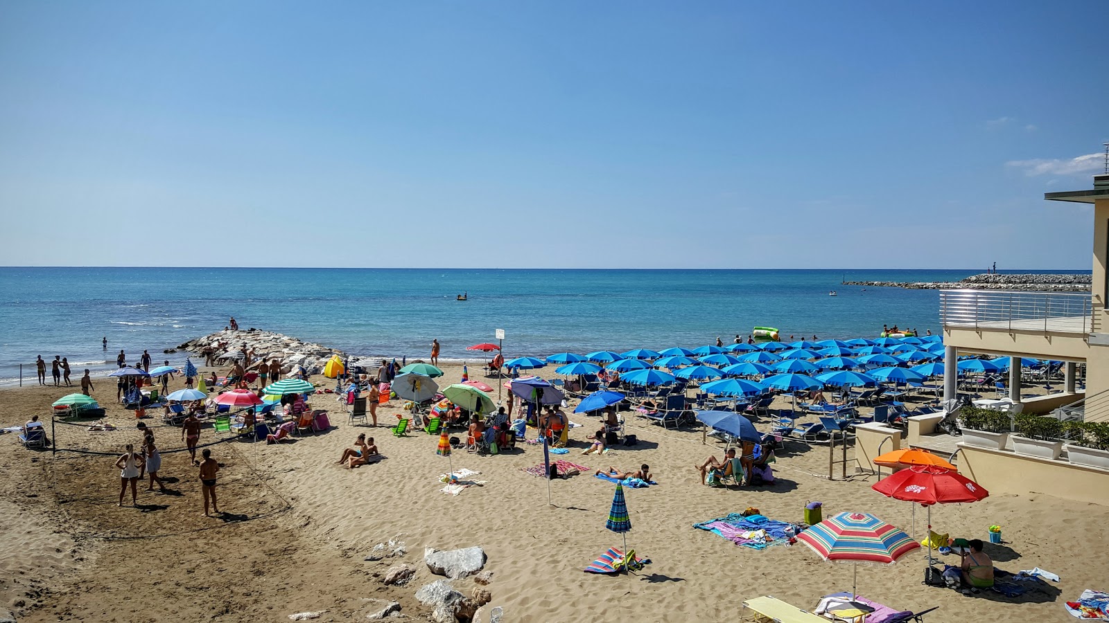 Fotografie cu Spiaggia Libera San Vincenzo și așezarea