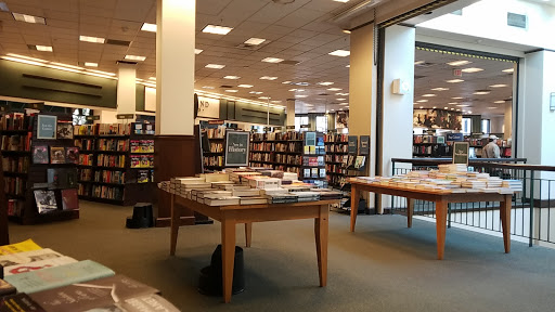 Book Store «Barnes & Noble», reviews and photos, 4801 Bethesda Ave, Bethesda, MD 20814, USA