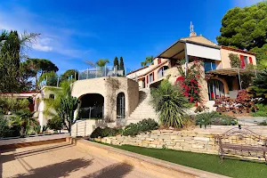 La Demeure Insoupçonnée - Chambres d'hôtes et Gîtes à Cassis / Calanques - Piscine, SPA, Massages image