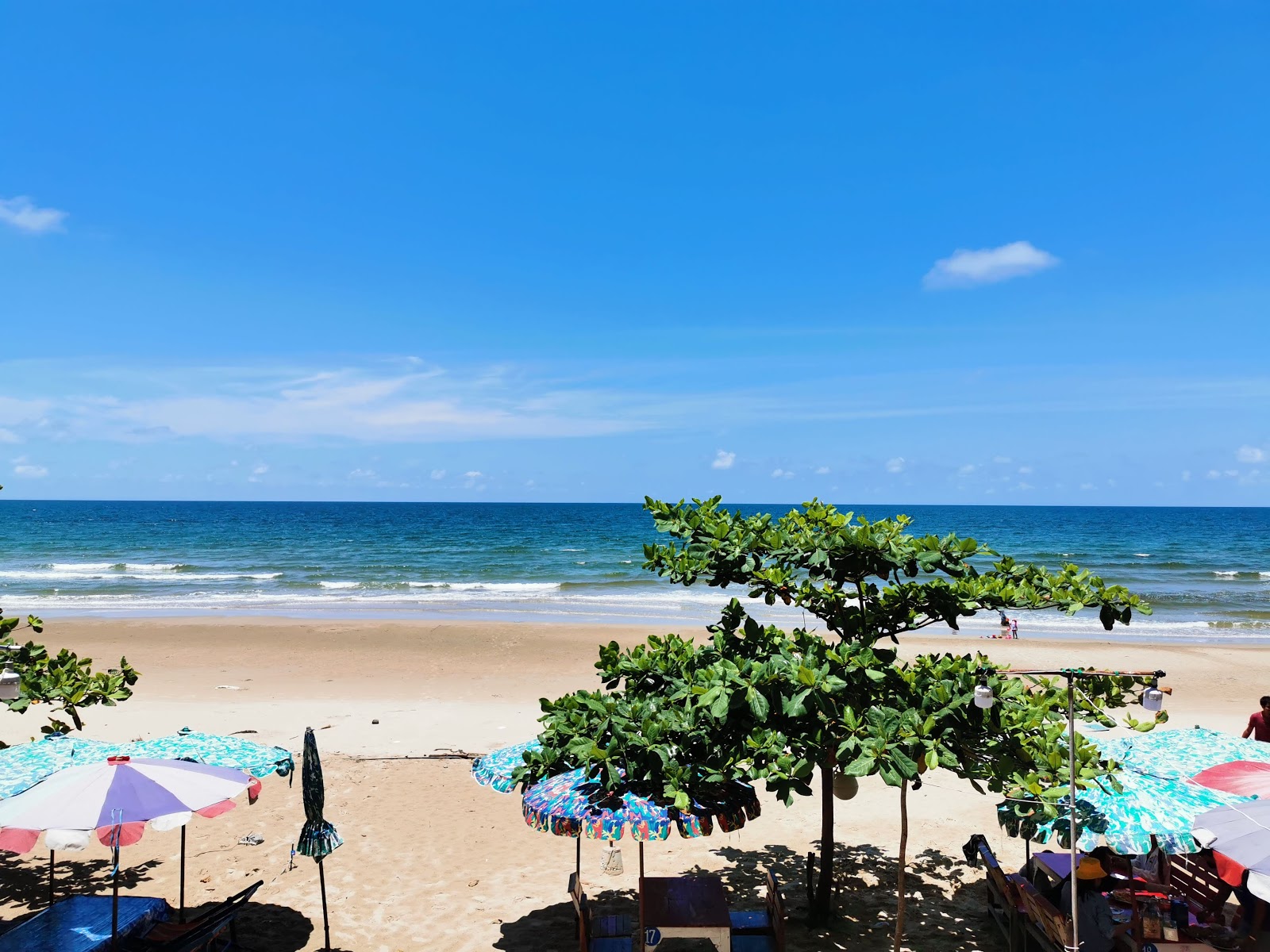 Mae Ramphueng Beach II的照片 带有碧绿色纯水表面
