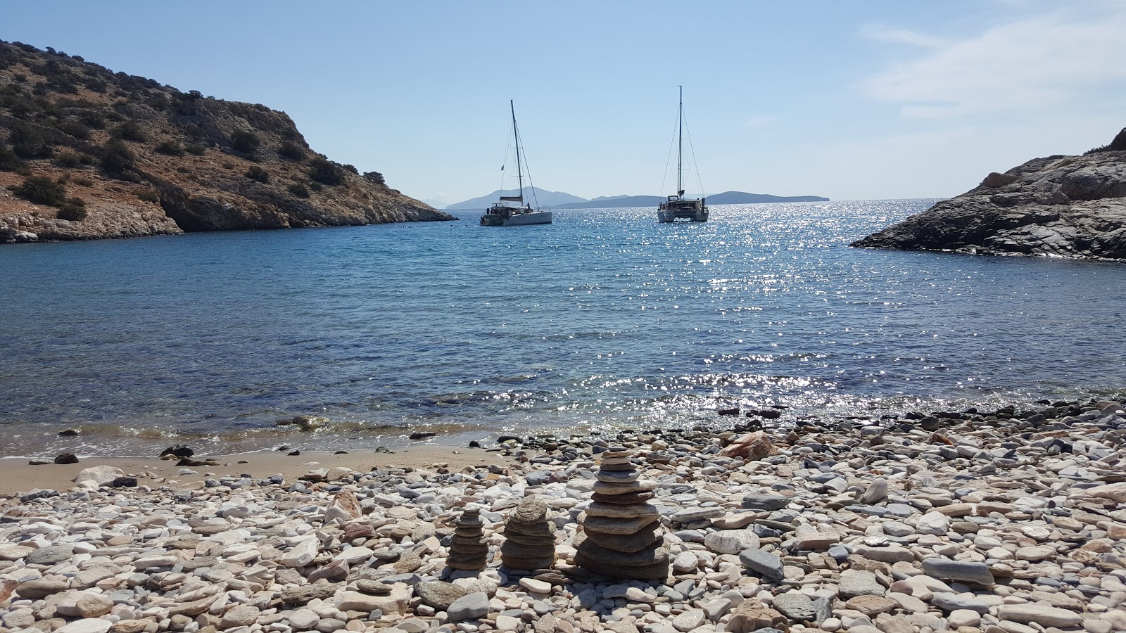Photo de Rina beach protégé par des falaises