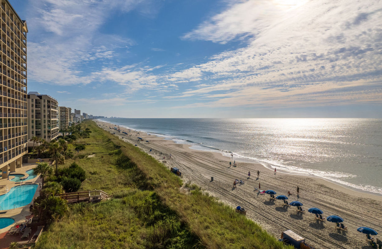 Foto de Windy Hill beach com areia fina e brilhante superfície