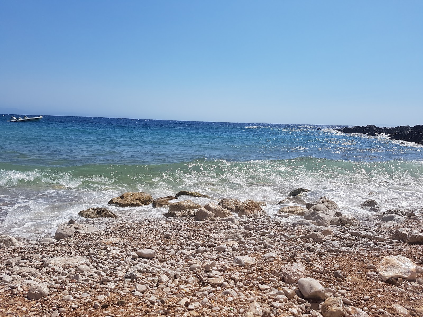 Foto av Akuarium beach omgiven av klippor