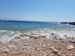 Foto di Akuarium beach sorretto da scogliere