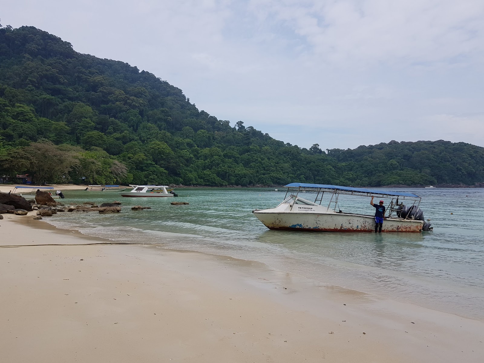 Photo de Pulau Tenggol protégé par des falaises