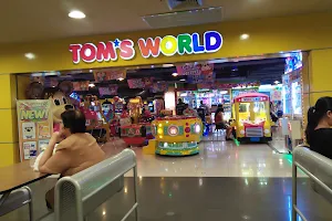 Tom's World image