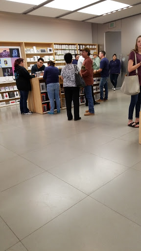 Computer Store «Apple La Cantera», reviews and photos, 15900 La Cantera Pkwy, San Antonio, TX 78256, USA