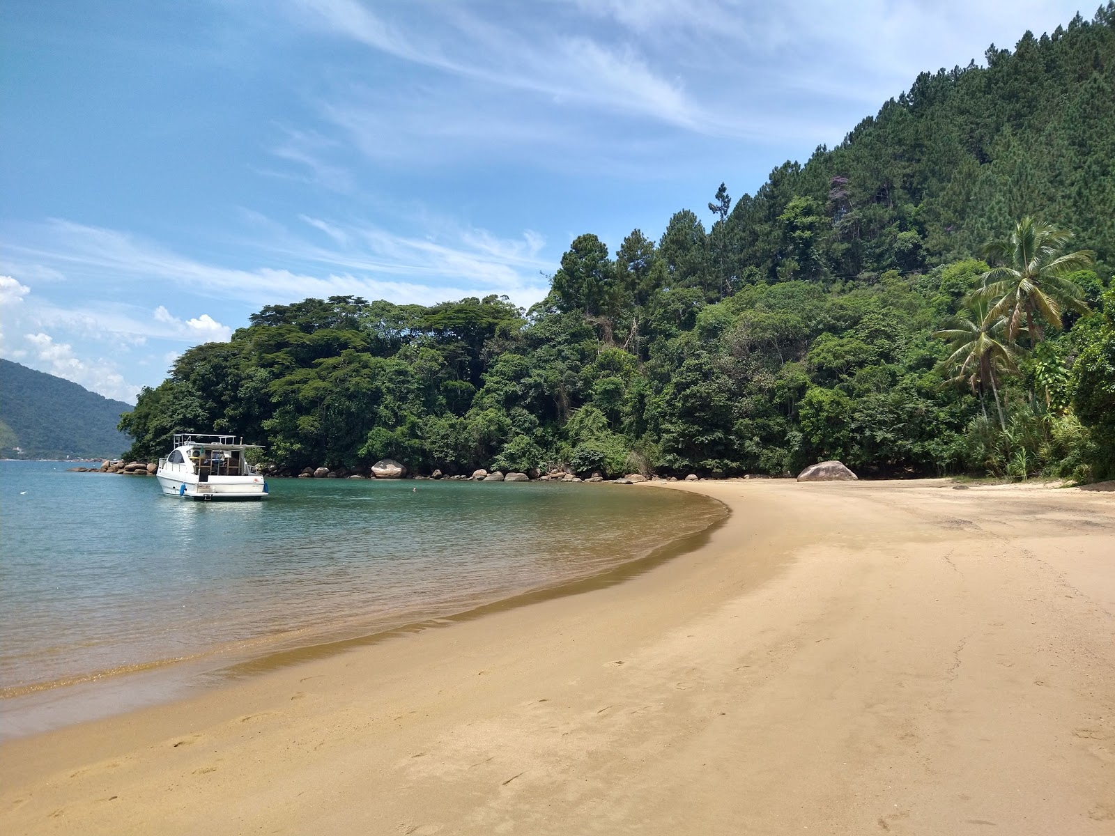 Foto di Praia da Ribeira con una superficie del sabbia luminosa