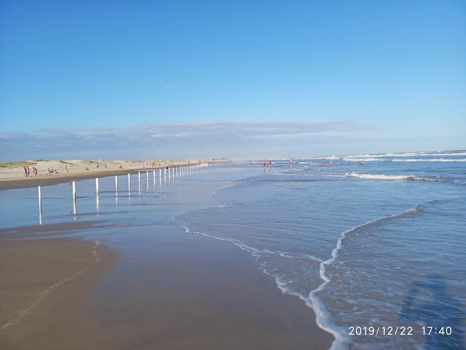 Foto af Praia de Barra Velha med lang lige kyst