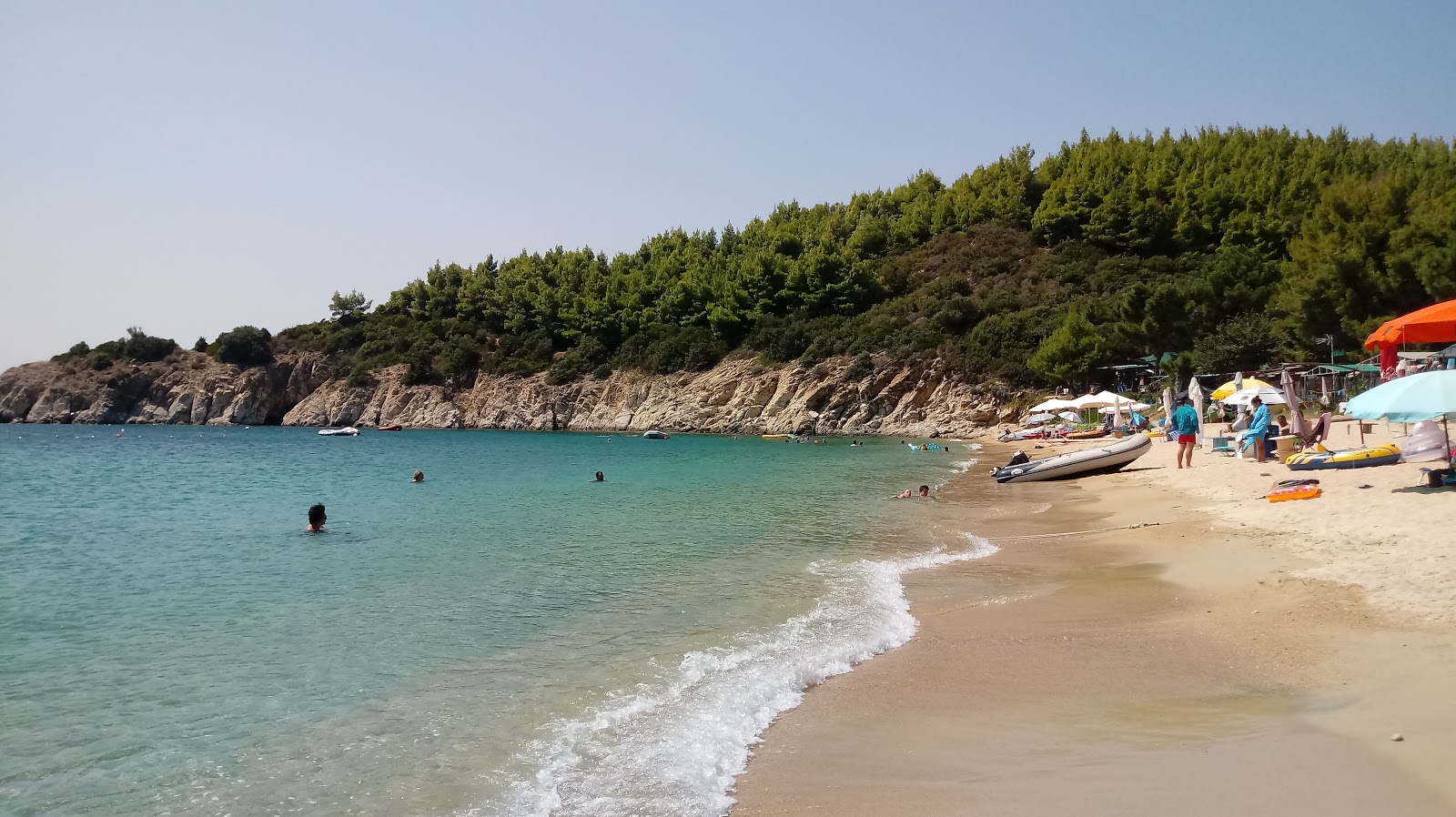 Fotografija Destenika beach priljubljeno mesto med poznavalci sprostitve