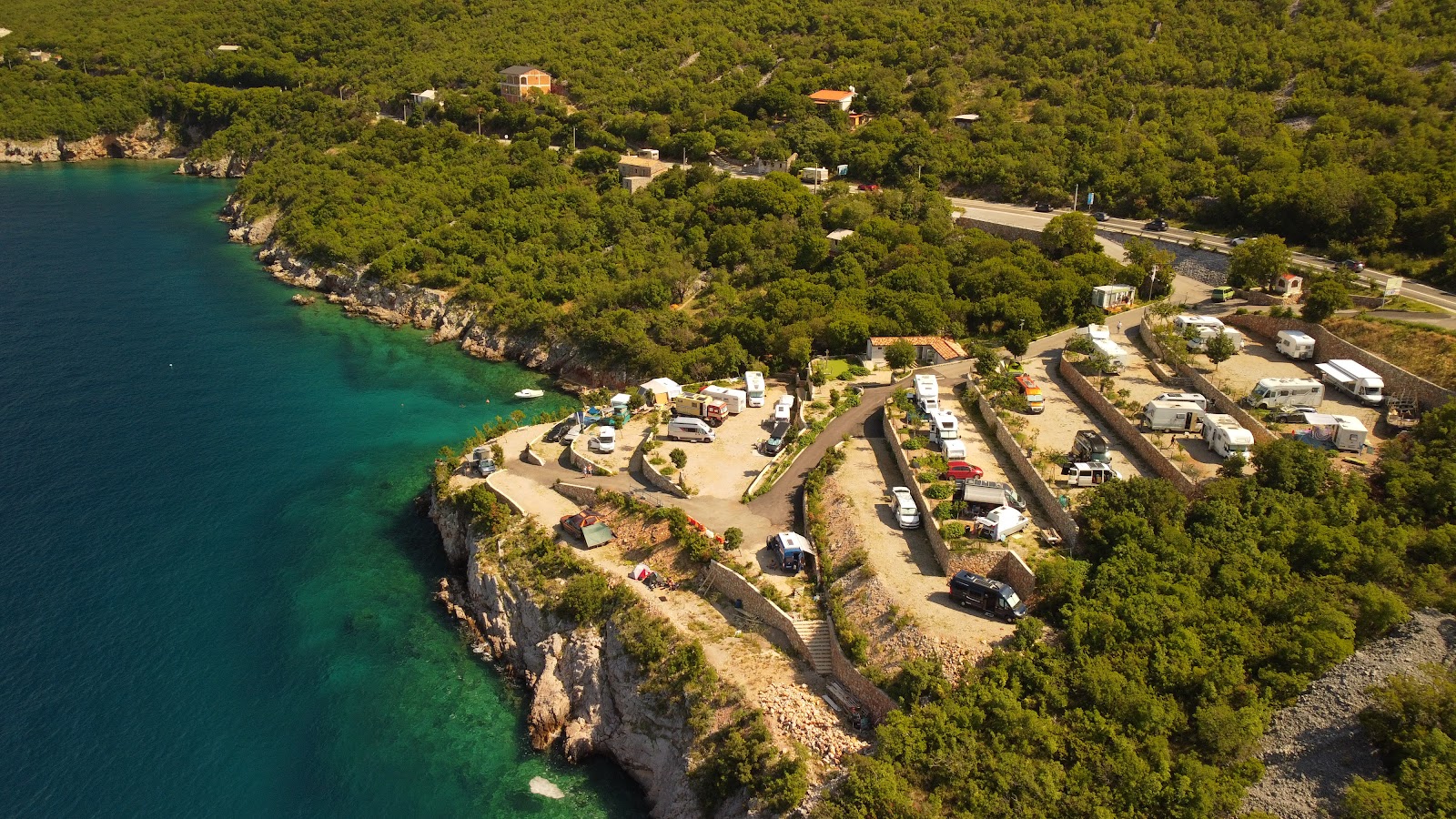 Leso Beach'in fotoğrafı dağlarla çevrili