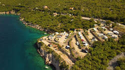 Leso Beach'in fotoğrafı dağlarla çevrili