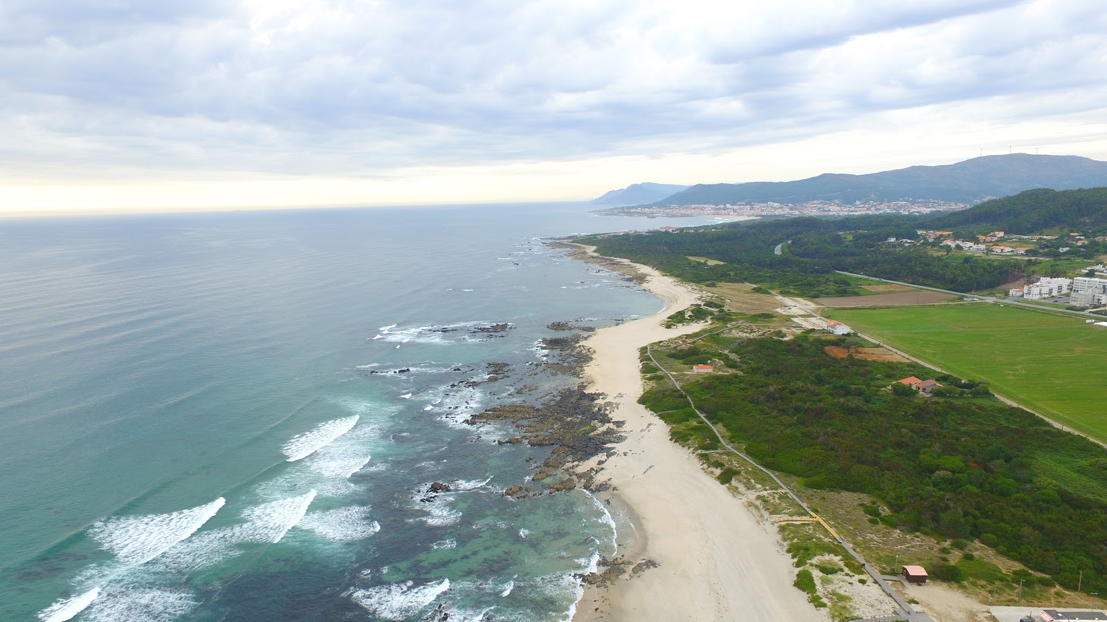 Photo de Praia de Afife avec l'eau turquoise de surface