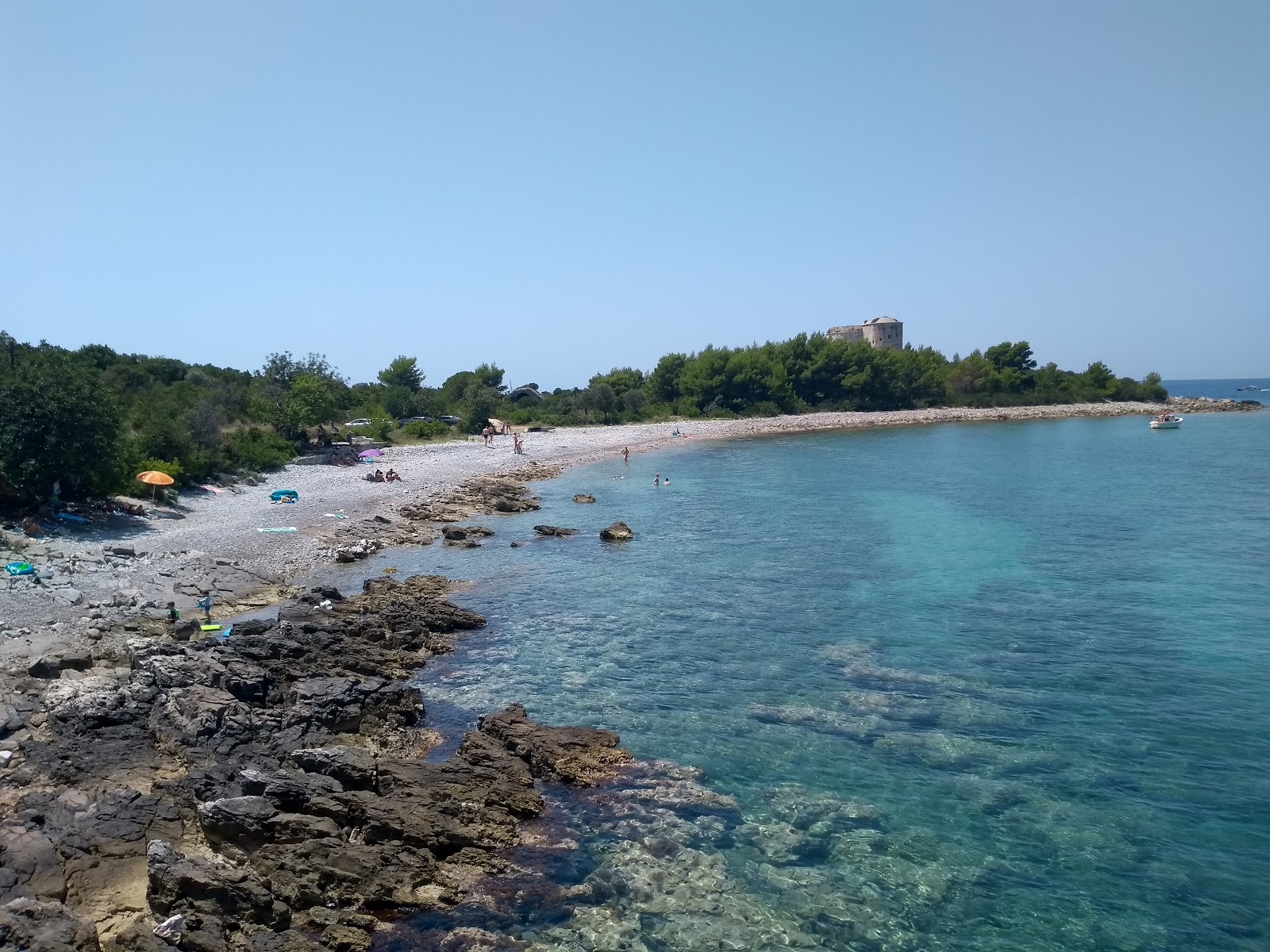 Foto av Plazha Arza med turkos rent vatten yta