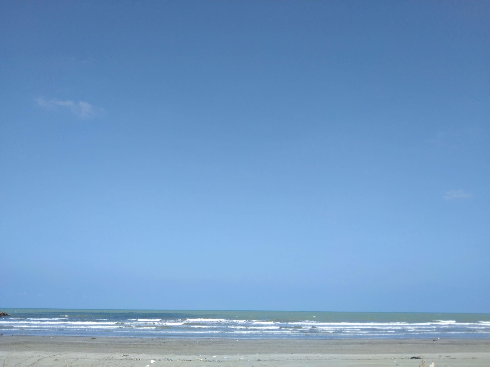 Photo de Kemasin Bachok Beach avec l'eau turquoise de surface