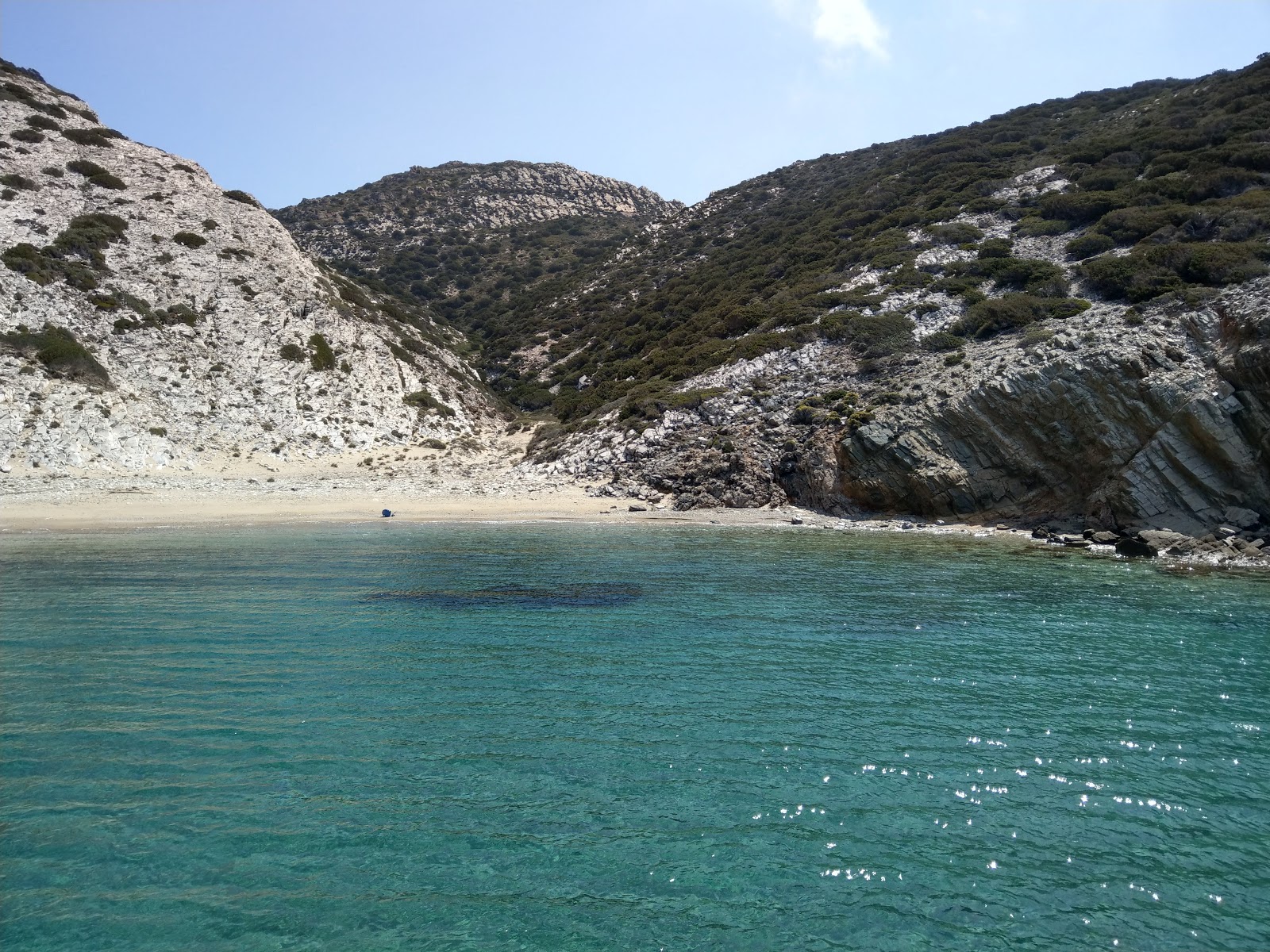 Φωτογραφία του Small Monastery με ψιλή άμμος και βότσαλο επιφάνεια