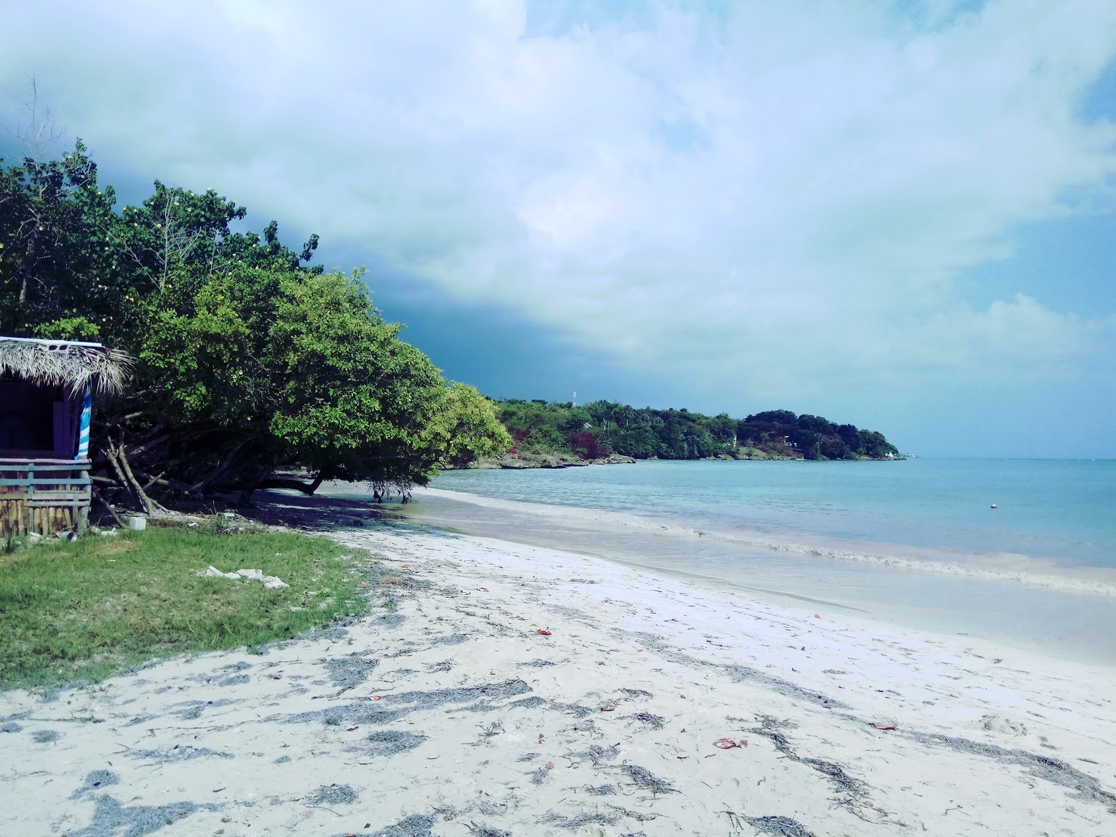 Zdjęcie San San Beach z powierzchnią beżowy piasek
