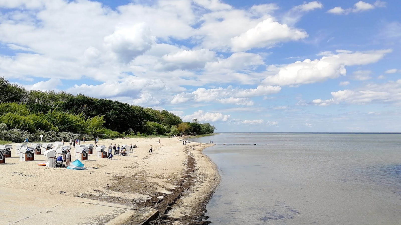 Wohlenberger wiek strand'in fotoğrafı parlak ince kum yüzey ile