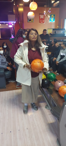 Bowling Alley «Strike Ten Lanes & Lounge», reviews and photos, 800 E Nerge Rd, Roselle, IL 60172, USA