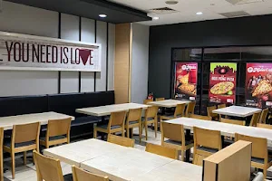 Pizza Hut Restaurant R2 Avenue image