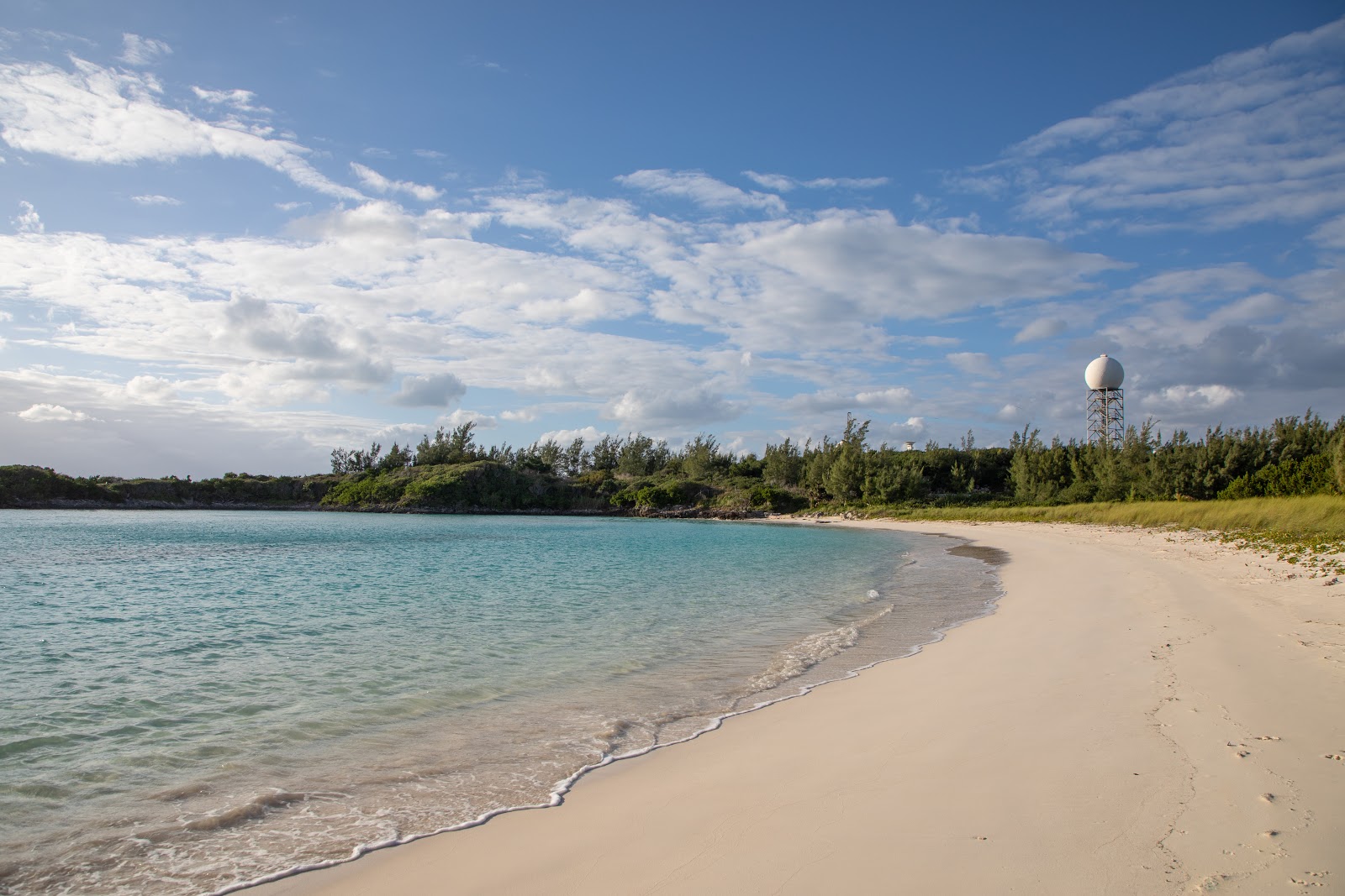 Foto van Long Bay Beach met helder fijn zand oppervlakte