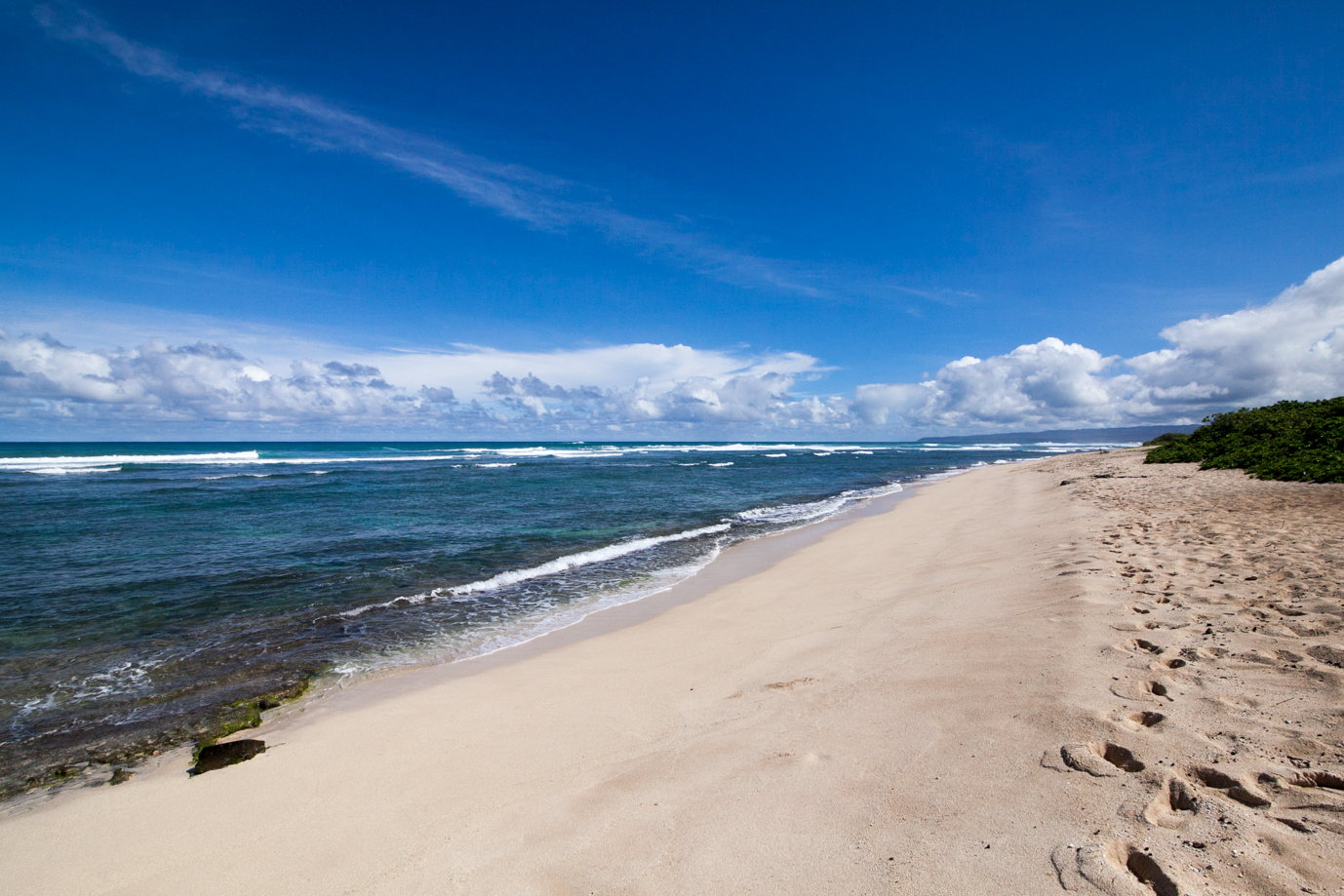 Foto de Mokule'ia Army Beach com areia brilhante superfície
