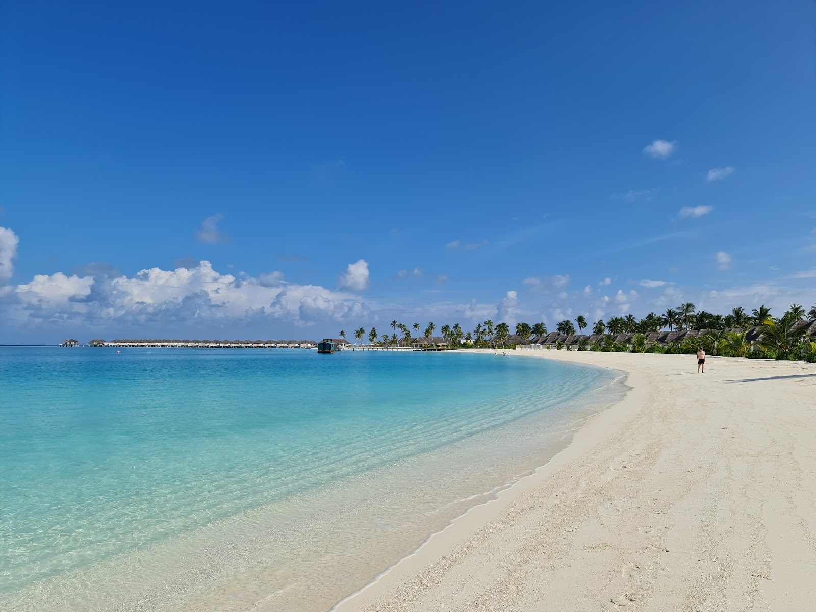 Φωτογραφία του Παραλία Sun Siyam με ψιλή λευκή άμμος επιφάνεια