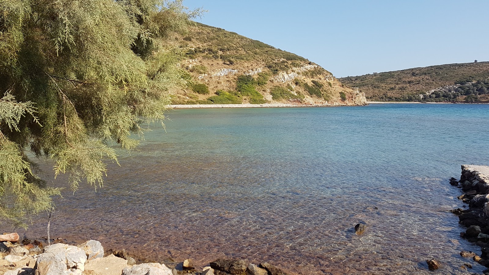 Foto di Limni beach con una superficie del sabbia beige e rocce