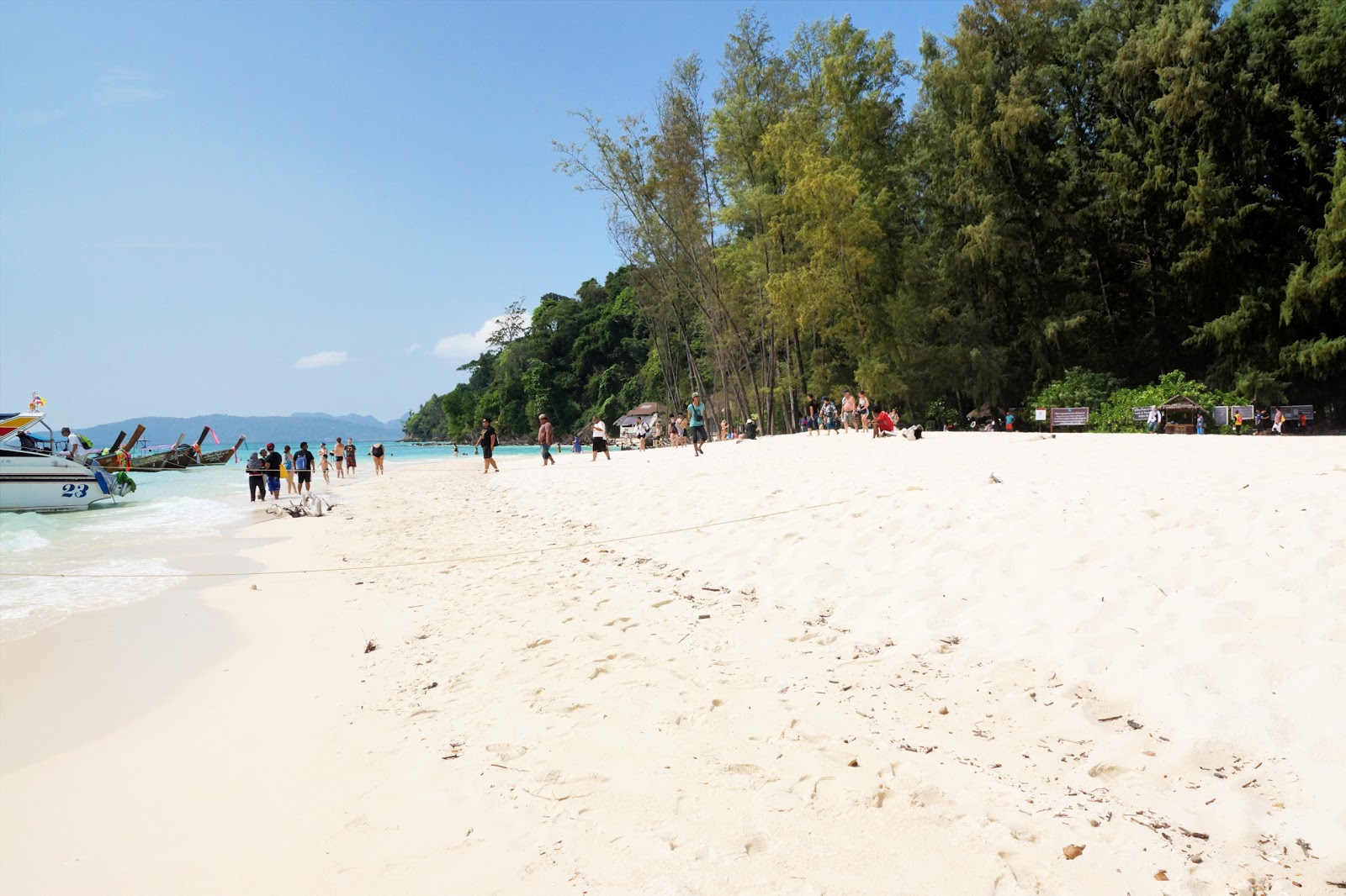 Foto de Praia de Bambu rodeado por montanhas