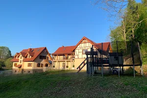 Złote Modrzewie, Apartamenty, Pokoje image