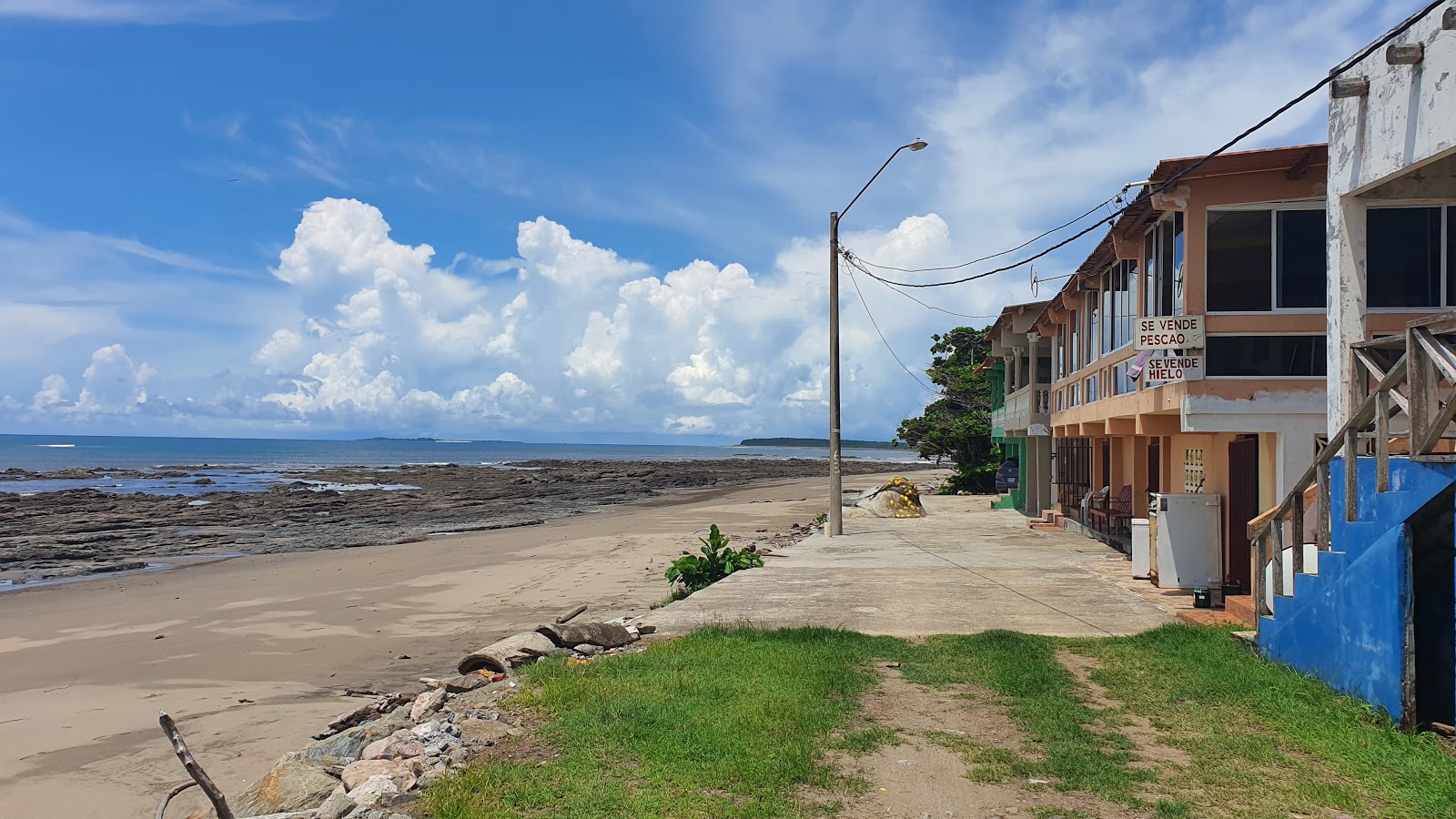 Yeguada Beach的照片 带有明亮的沙子和岩石表面