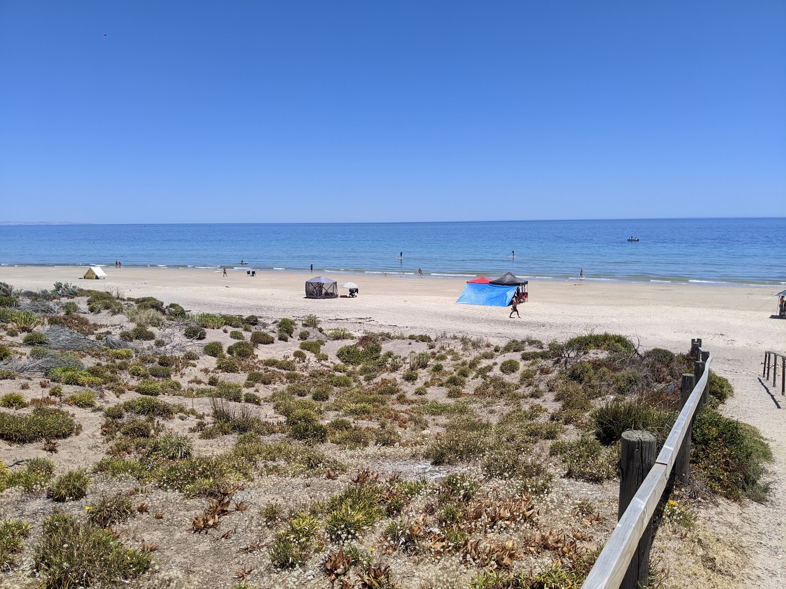 Photo de Moana Beach avec rivage droit, long