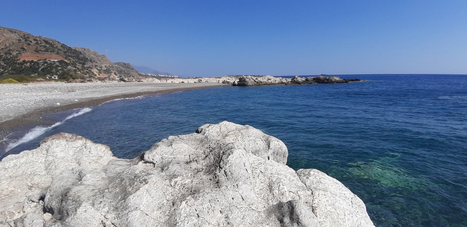 Foto di Plakaki beach con una superficie del ciottoli grigi