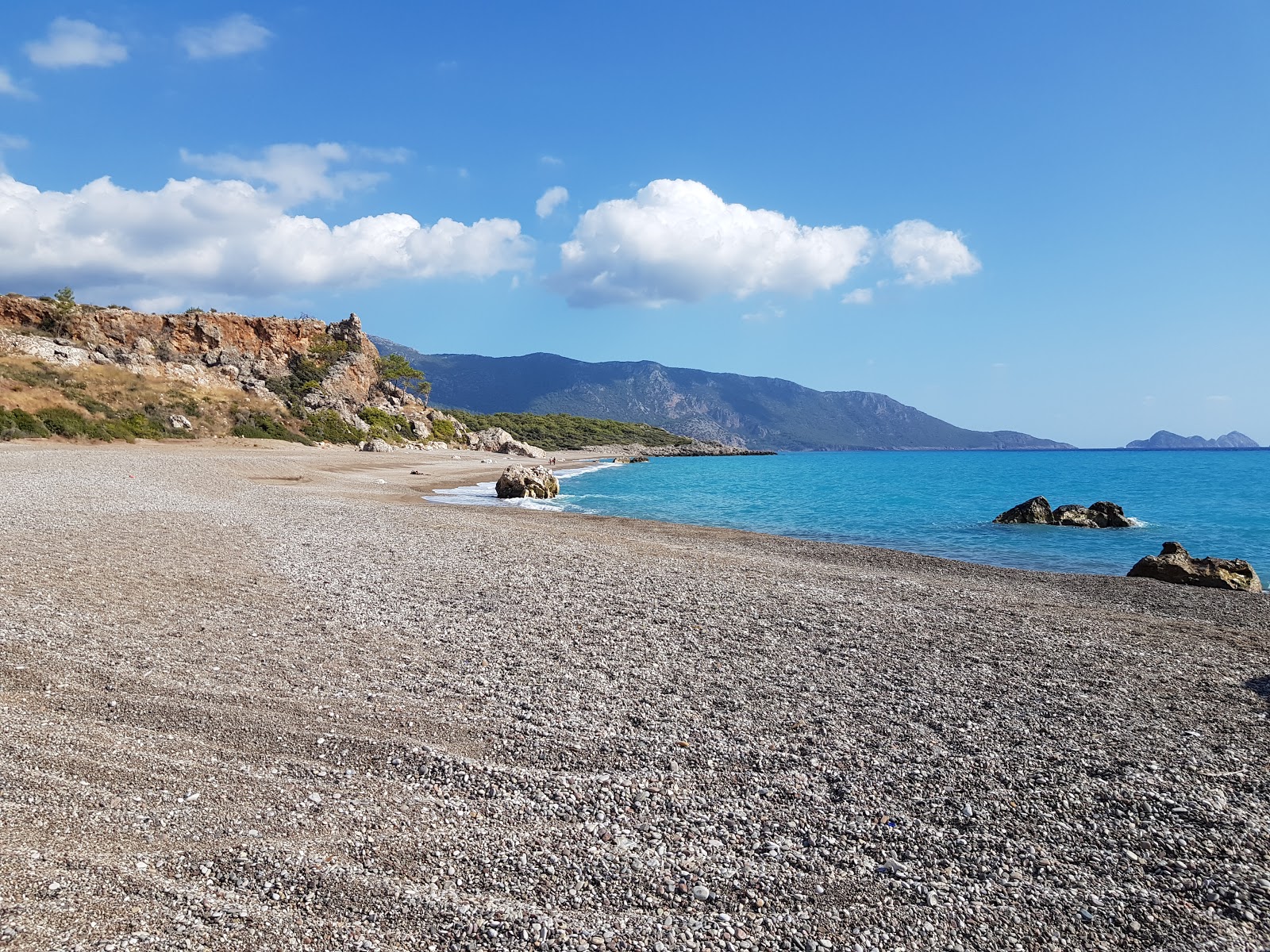 Φωτογραφία του Mavikent Plaji II με καφέ λεπτό βότσαλο επιφάνεια