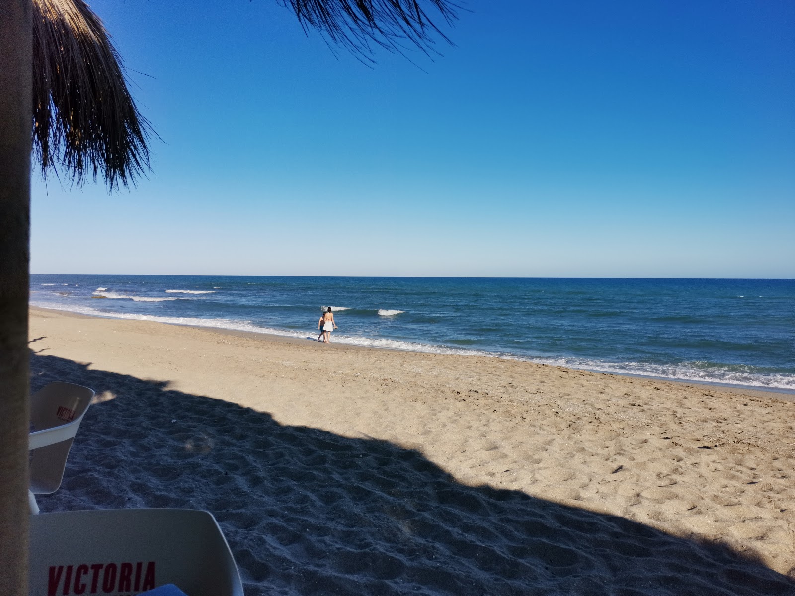 Foto von Playa de Calahonda und die siedlung