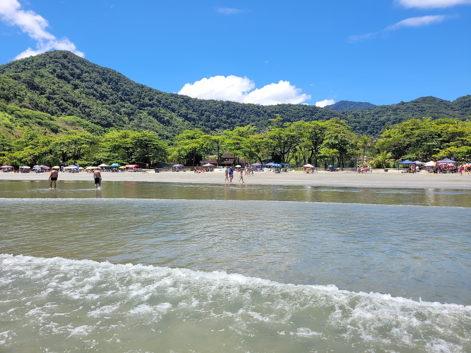 Foto de Playa de Barequesaba respaldado por acantilados