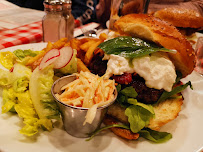 Hamburger du Restaurant de cuisine américaine moderne Schwartz's à Paris - n°12