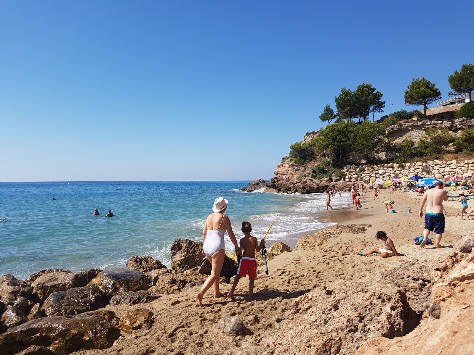 Foto de Cala Dels Vienesos rodeado por montanhas