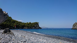 Foto von Sarakiniko beach und seine wunderschöne Landschaft