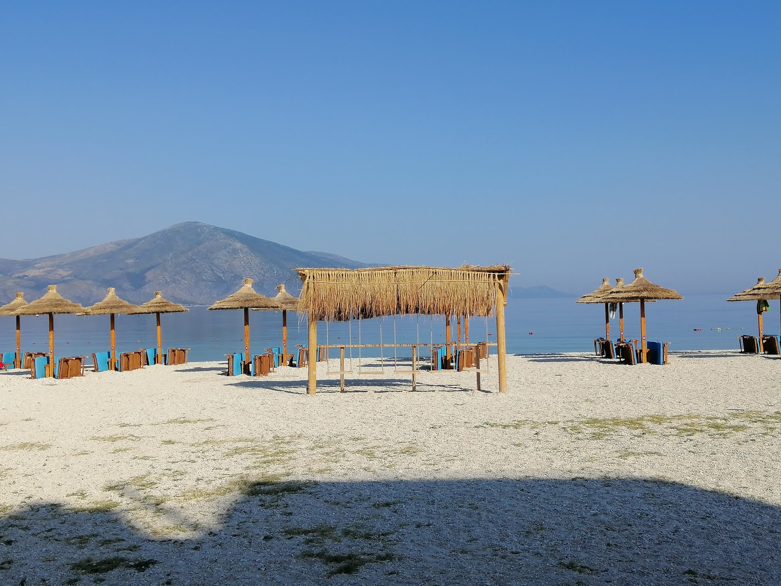 Photo de Orikum beach protégé par des falaises