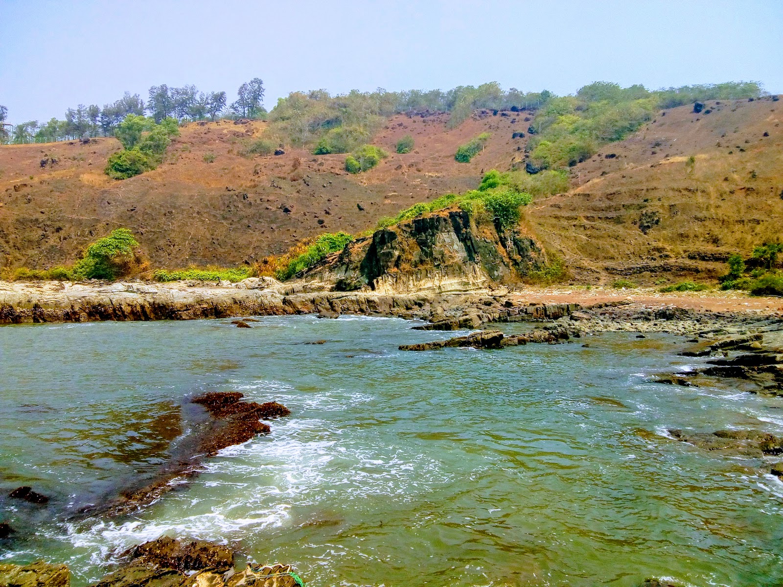 Foto di Aguada Rocky Beach con una superficie del terreno roccioso